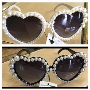 Heart frames with pearls.
