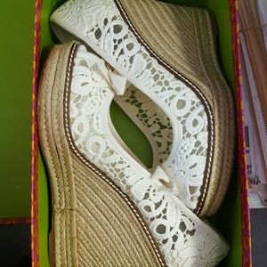 Gorgeous lace like Tory Burch wedges