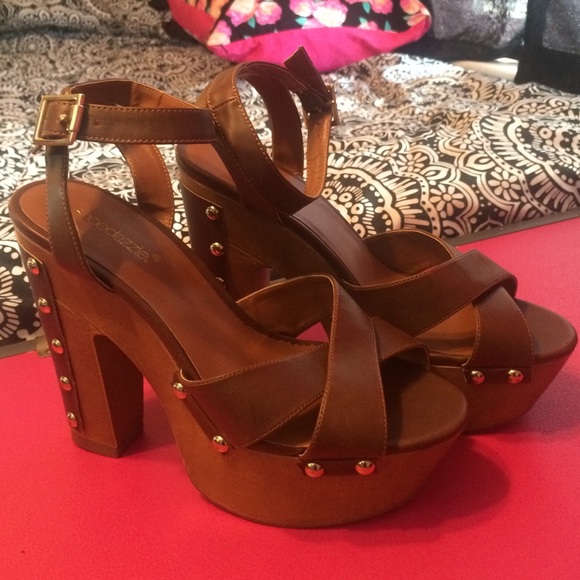 Shoe Dazzle Shoes - Brand New Tan Summer Platform Heels