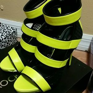 Neon yellow\black rock diva heels