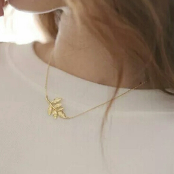 Pretty Gold Leaf Necklace **NEW**