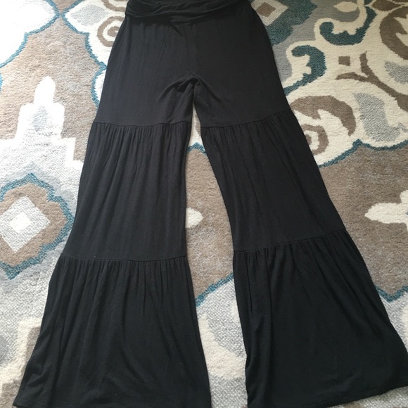 Pants - Tiered ruffled black yoga boutique pants medium