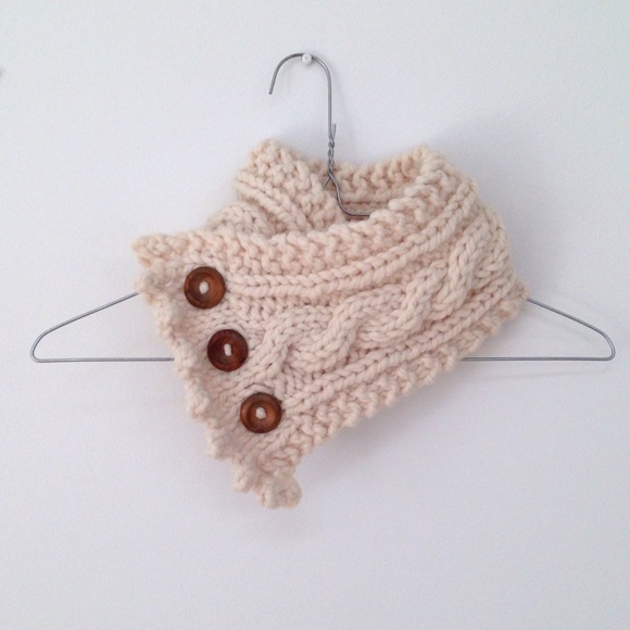 Accessories - NWOT hand knitted button scarf🎉7xHP🎉