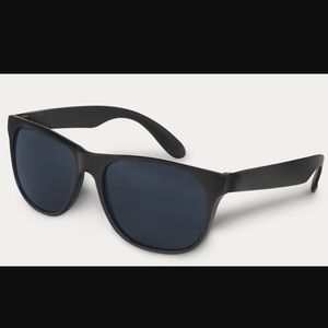 Classic frame black sunglasses