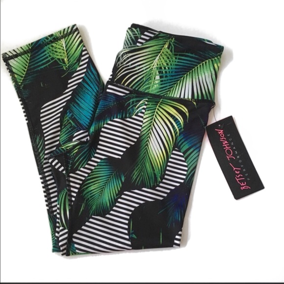 Betsey Johnson Pants - 2 X 🌴HP🌴Betsey 🌴Palmcomb🌴 Capris