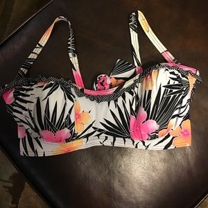 SWIMSUIT TOP : adjustable straps, underwire,  36D