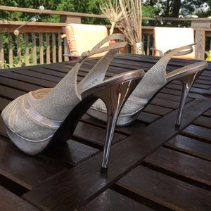 VERY COMFORTABLE Size 9 Silver Metallic Heels