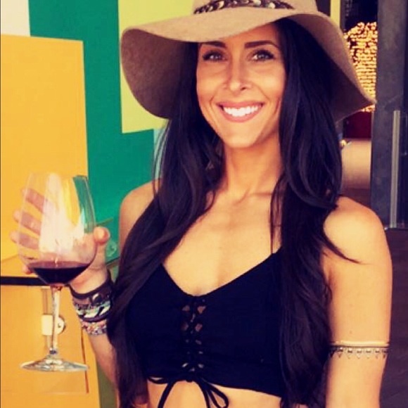 Meet your Posher, Cesli - Picture 2 of 4