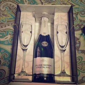 Wine bottle w glasses