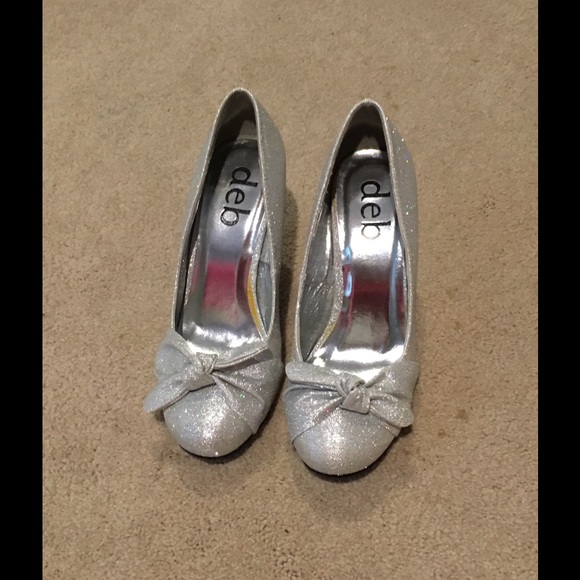 Cute sparkly silver DEB kitten heels with bows - Picture 1 of 3