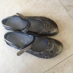 NAOT shoes. Size 39. L8. Worn 2xs Excellent cond.