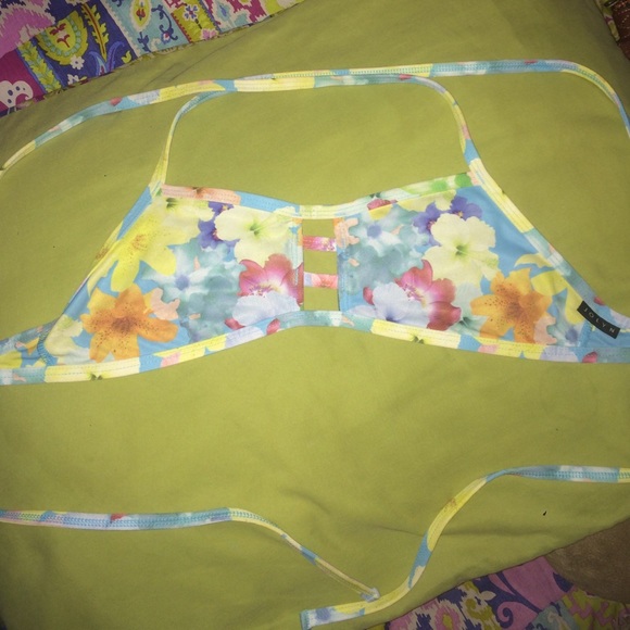 ❌SOLD❌Jolyn flower top - Picture 1 of 3