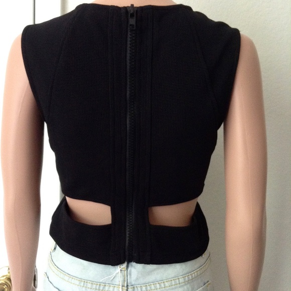 NEWCut-out Crop Top - Picture 2 of 4
