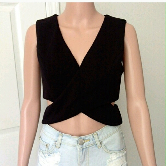NEWCut-out Crop Top - Picture 3 of 4