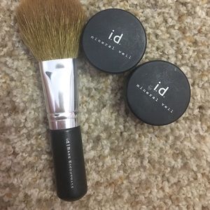 1 foundation/blush brush and 2 loose shadows