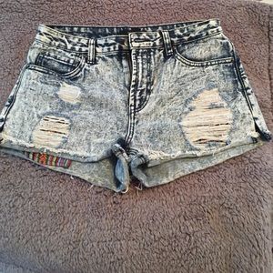 Acid washed high wasted denim shorts