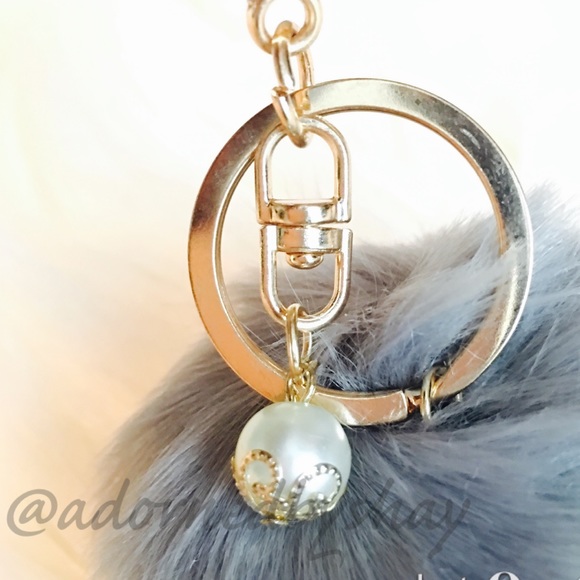 ✨Gray Pompom Keychain With Pearl - Picture 2 of 4