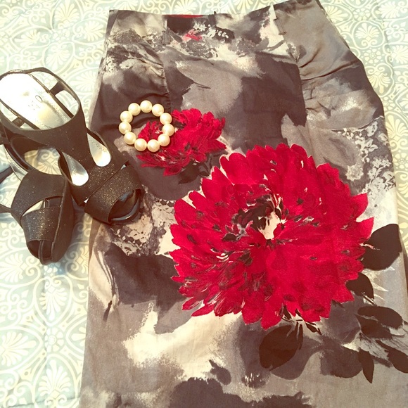 red dahlia pencil skirt🌹