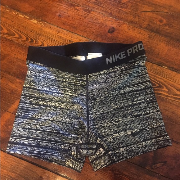 Medium Nike Pros