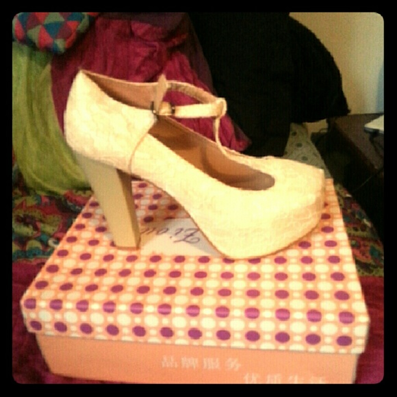 Ivory lace heels - Picture 1 of 1