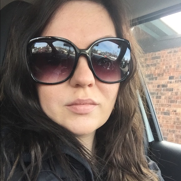 Meet your Posher, Melissa - Picture 1 of 1