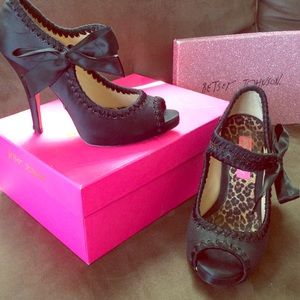 Betsey Johnson size 6 black satin shoe with bow