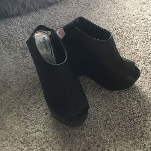 Black wedges