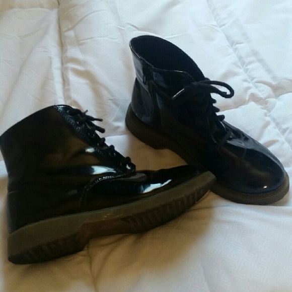 COMBAT BOOTS