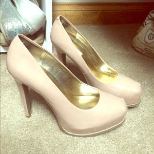 Vera Wang nude heels
