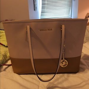 *SOLD* Micheal Kors Jet set travel medium tote