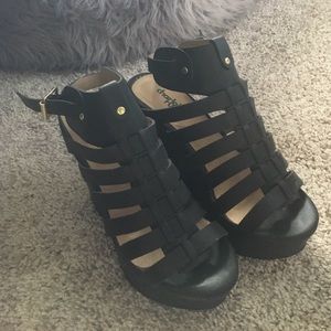 Black wedges