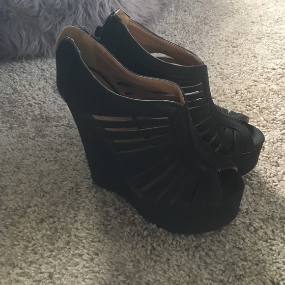 Black wedges