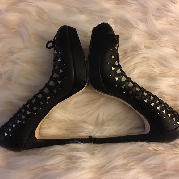 Izabella Rue Shoes - Lowedt❗️Too hot to trot black stilettos