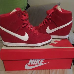 red nike wedges