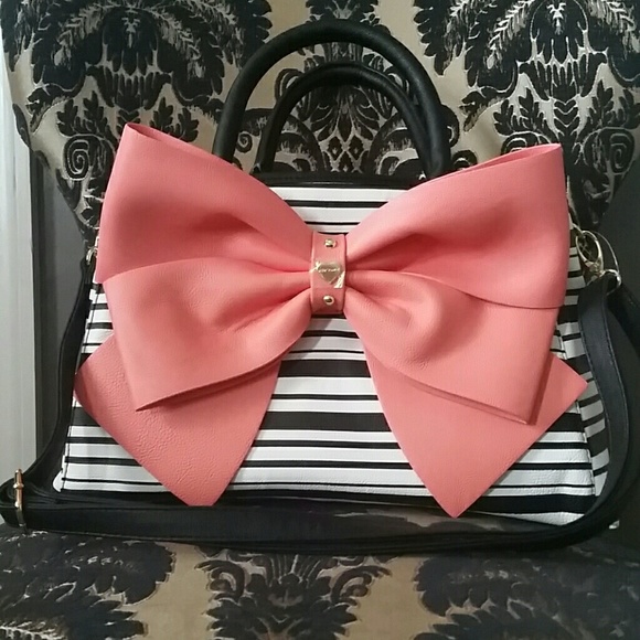 Betsey Johnson Handbags - FLASH SALE! NWT BETSEY JOHNSON BOW BAG