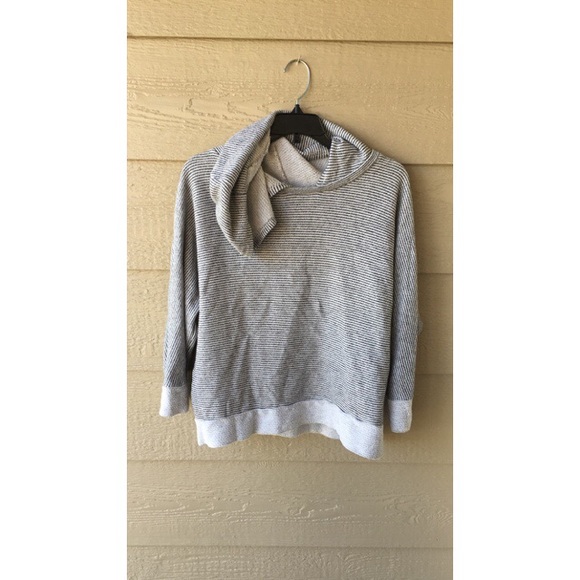 Thick hooded crop top with 3/4 sleeves