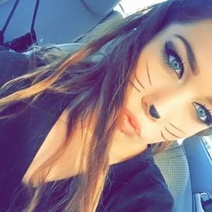 Meet your Posher, Caitlin