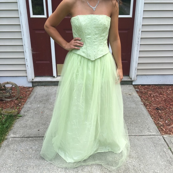 Beautiful Green princess dress - Picture 1 of 3