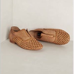 Beige woven leather Oxford style shoe
