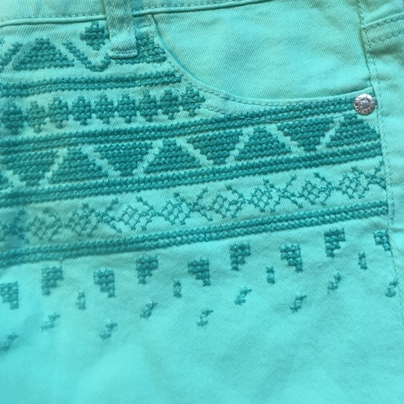 NWOT Embroidered Celebrity Pink Jeans Shorts - Picture 2 of 4