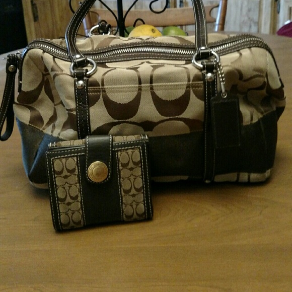 Coach satchel with wallet - Picture 1 of 1