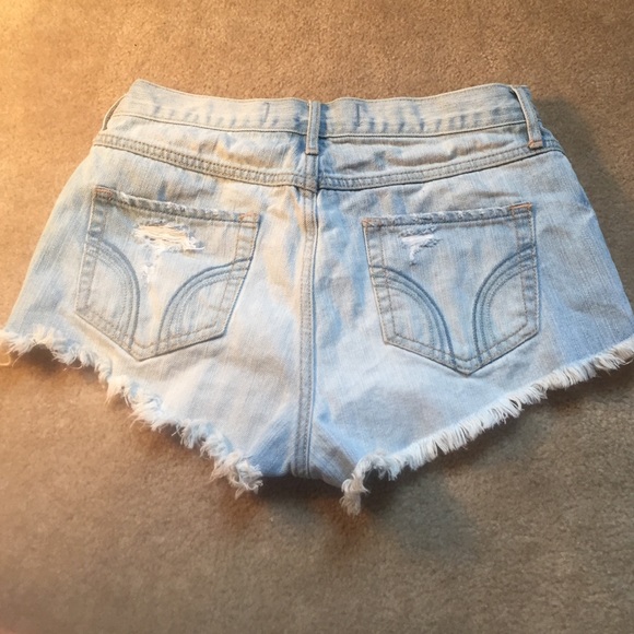 TRADED High Waisted Light Wash Hollister Shorts - Picture 3 of 3