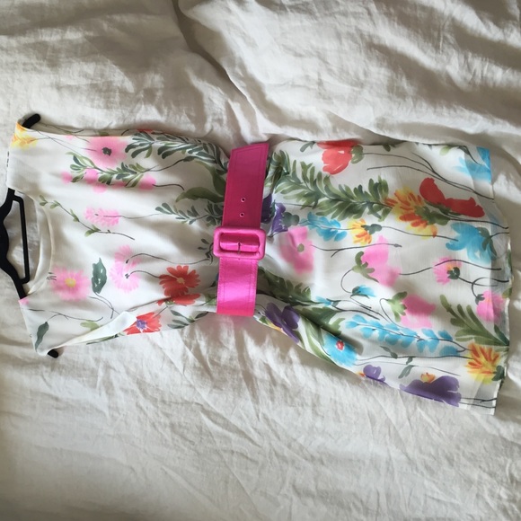 An Alice and Olivia cap sleeve mini dress w/ belt.