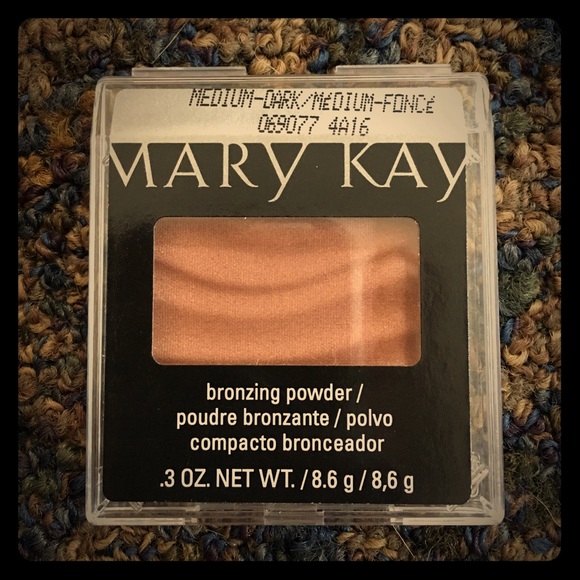 💚NWT Mary Kay Bronzing Powder in Medium-Dark
