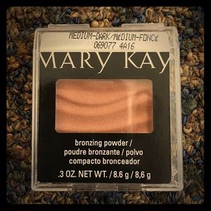 💚NWT Mary Kay Bronzing Powder in Medium-Dark
