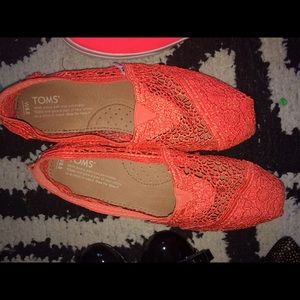 Coral lace toms