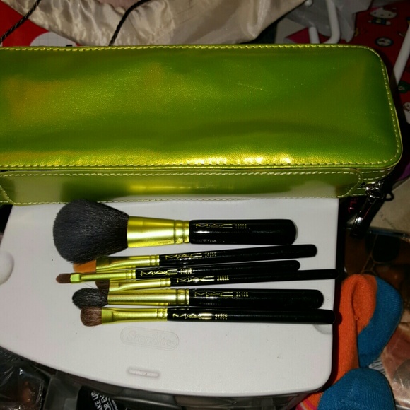 Mac cosmetics brush set