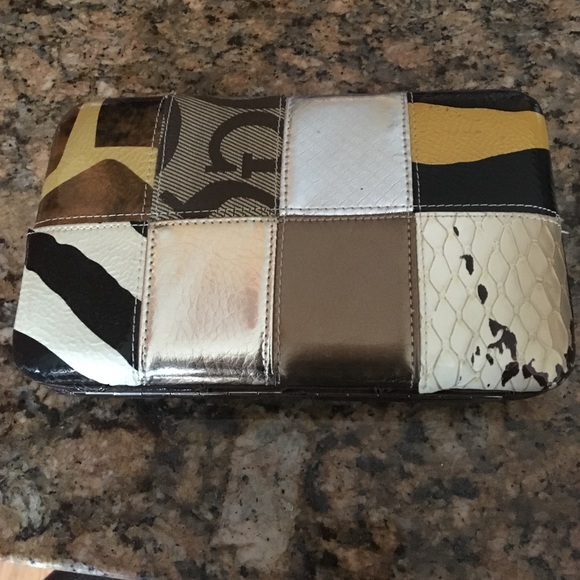 Guess clutch