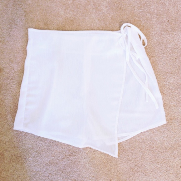 ♦️SALE♦️White High Waist Wrap Front Shorts - Picture 4 of 4