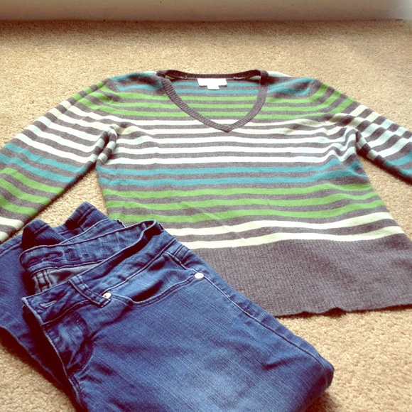 Chic green sweater!